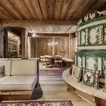 Luxury Cortina Homestay