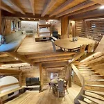 Rum i privatbostad Luxury Cortina *