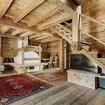 Rum i privatbostad Luxury Cortina *
