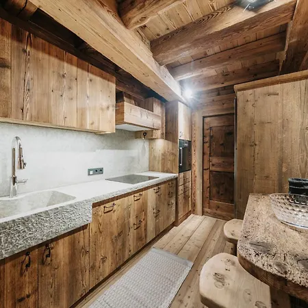 Luxury Cortina Homestay *